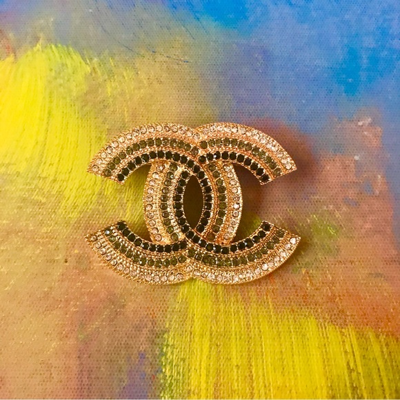 FabulouslyFitted | A Crowd Brooches Galore in Diamonds & Pearls - Picture 8 of 11